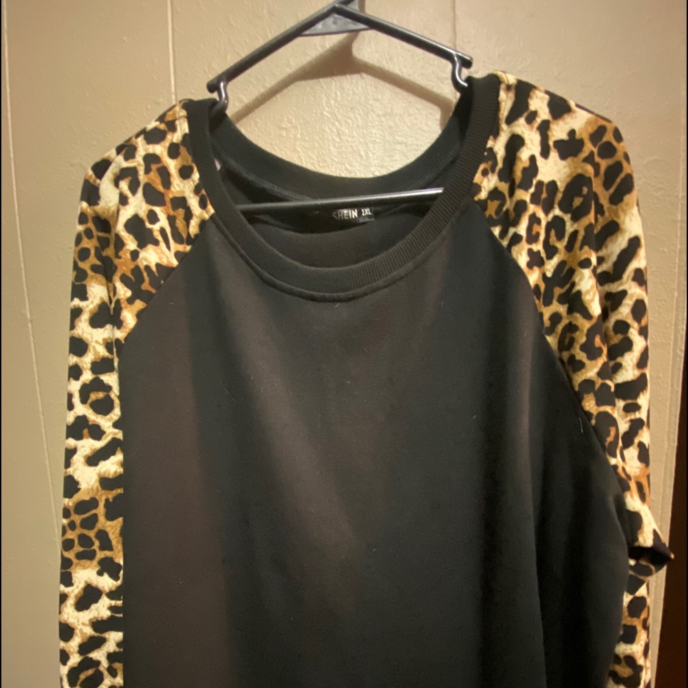 Crew neck sweater leopard print sleeves